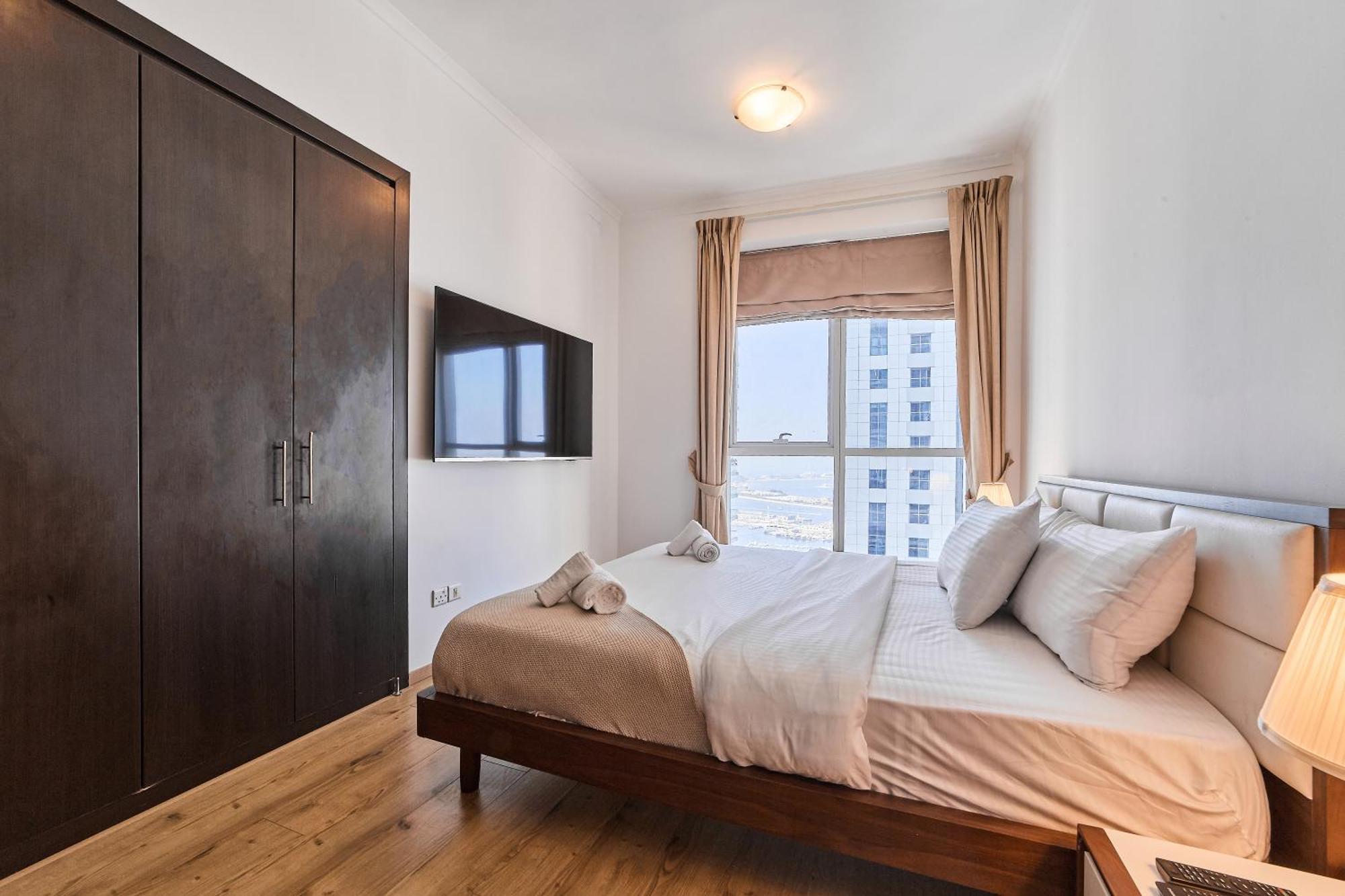Spacious 2br In Vibrant Marina * Dubai